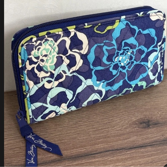 Vera Bradley Katalina Blues Floral Large Zip Around Quilted Accordion Wallet - Picture 1 of 6